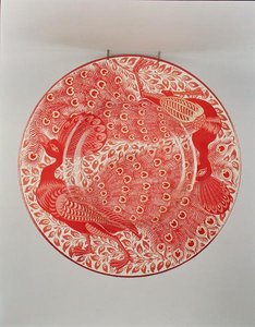 Rubin- och guldglansladdare dekorerad med två påfåglar, målad av Charles Passenger, ca 1890 (keramik) av William de Morgan