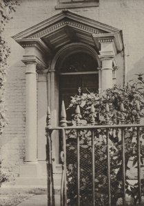Doorway, Cranbrook, Kent (s/v foto) av William Galsworthy Davie
