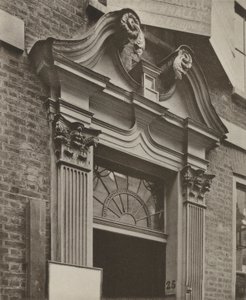 Doorway, Crutched Friars, London (s/v foto) av William Galsworthy Davie
