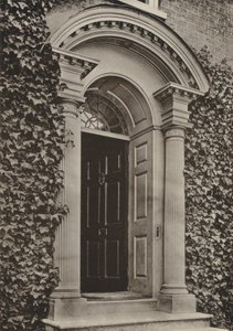 Doorway, Steyning, Sussex (s/v foto) av William Galsworthy Davie