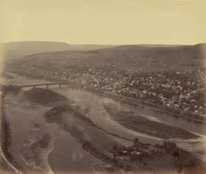 [Flygfoto av en stad] av William H. Rau