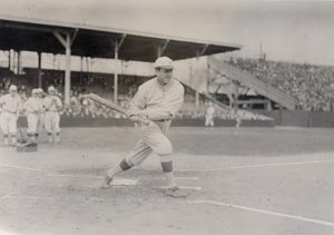 Mike Donlin, Pittsburgh Pirates outfielder, taking a practice swing av William H. Trefts Jr.