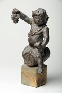 Kerub på en vinfat (målad gips) av William Hamo Thornycroft