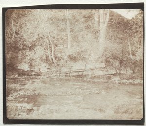 En bergsrivulet som rinner vid foten av slottet Doune av William Henry Fox Talbot