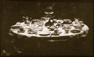 Ett elegant dukat bord, ca 1841 (saltpapperstryck från kalotypnegativ) av William Henry Fox Talbot