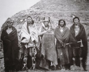 Pawnee-människor framför en jordloge, ca 1869 (s/v-foto)