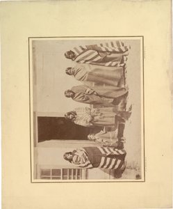 Grupp av fem indianska kvinnor med ung flicka och barn, 1871 (sepiafoto) av William Hicks Jackson