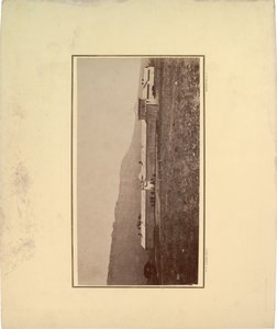 Utsikt över en stockade med flera män samlade vid ingångsporten, 1871 (sepiafoto) av William Hicks Jackson