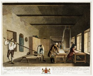 Till höger ärade Lord Viscount Kingsborough... den här tallriken representerar en perspektivvy av ett lappande rum, med mätning, krispning eller vikning av tyget i längder, Plate XI, The Linen Manu