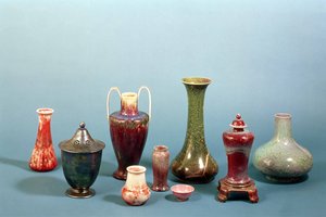 Grupp av vaser och skålar av lergods tillverkade vid Ruskin Pottery, 1898-1935 (lergods)