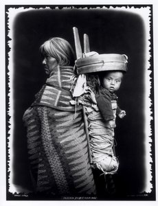 Navajo-kvinna som bär en papoose på ryggen, ca 1914 (bw-foto)