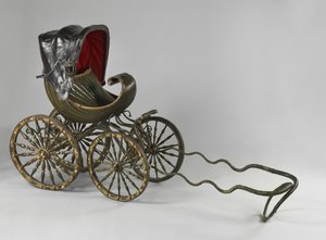 En målad och förgylld barnvagn (blandteknik)