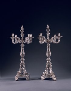 Ett par mycket viktiga tyska fyrljus kandelabrar, beställda för George II, tillverkade av Balthasar Friedrich Behrens, Hannover, 1736-37
