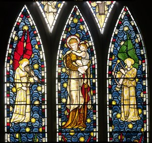 Madonna och barn med två änglar, detalj av den övre halvan av änglarnas fönster, 1869 målat glasdetalj av 120165 av William Morris