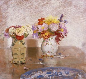 Två vaser med blommor och en blå tallrik