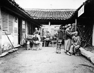 Ambulerande barberare på ett hus på landet, Kina, c.1875