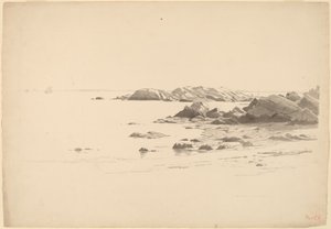 Stenkantad strand med avlägsna båtar