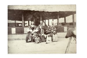 Infödda hövdingar och harem, Mendi land (gelatin silvertryck) av William Turnbull Balmer
