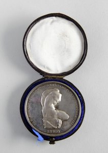 R.A. medalj tilldelas George Frampton 10.12.1884 för bästa modell av en figur (metall)