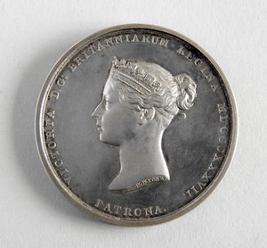 R.A. medalj tilldelas George Frampton 10.12.1884 för bästa modell av en figur (metall)