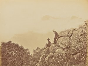 [Män som står på klippformationer] av Willoughby Wallace Hooper