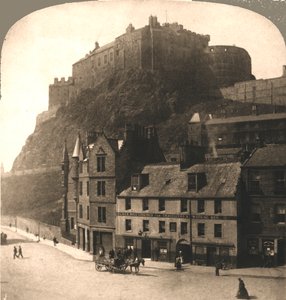 Edinburgh Castle från Grasmarket, Skottland.
