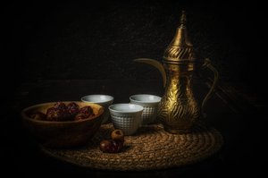 Arabiskt kaffe och dadlar av Yasmin Elsharma