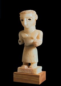 Statyett av en man, inskriven av klanen Madrarum, från Nugub, nära Beihan, södra Jemen, 1:a-2:a århundradet e.Kr. (alabaster)