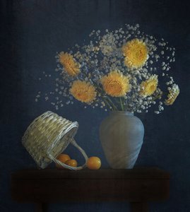 Mysigt stilleben med blommor