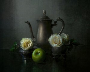 Silvertekanna med vita rosor