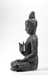 Bodhisattva i nepalesisk-kinesisk stil (lack, tyg, spår av blå, guld och grön färg och bladguld) av Yuan Dynasty Chinese School