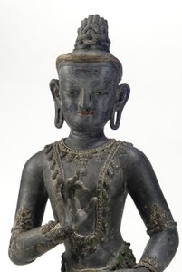 Bodhisattva i nepalesisk-kinesisk stil (lack, tyg, spår av blå, guld och grön färg och bladguld) av Yuan Dynasty Chinese School