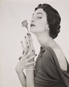 Kvinna med ros, ca 1960