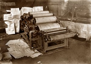 En tryckpress: roterande press för tidningstryck, cirka 1900 (s/v foto) av . .