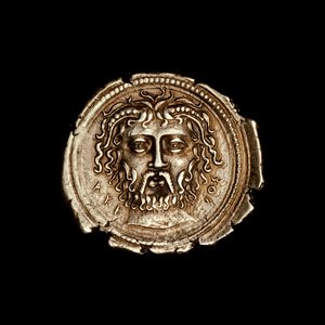 Forntida grekiskt mynt med Zeus huvud, cirka 360 f.Kr. (foto)
