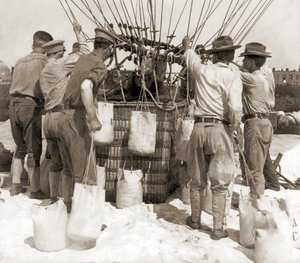 Att fästa sandsäckar i korgen på en ballong, Fort Myer, USA av Hippolyte Lalaise Devéria
