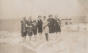 Badfest, Houlgate, september 1911 (s/v foto) av Hippolyte Lalaise Devéria