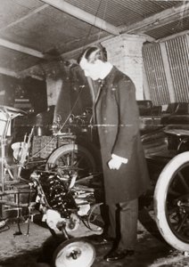 C S Rolls tittar på motorn på en bil i sitt garage, ca 1900 av Ferdinand Georg Waldmuller