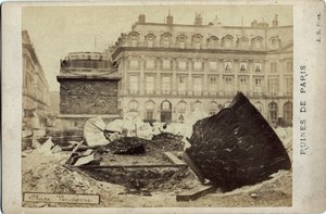 Paris kommun (1871): ruiner på Place Vendome i Paris. Fotografi 1871. Dim.16,5x10,8 cm av Frederick (attr. to) Barnard