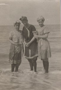Detalj, badfest, Houlgate, september 1911 (s/v foto) av Hippolyte Lalaise Devéria
