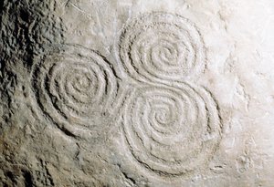 Detalj av kurvlinjära stengravyrer i Newgrange stenålderspassagegrav (Unescos världsarvslista)