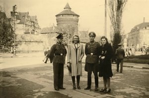 Andra världskriget (1939-1945): två tyska soldater poserar med sin partner eller fru i staden Tours i Frankrike