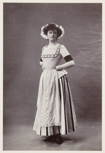 Edwardianskt porträtt, kvinna i 1700-talsklänning av John Pardon