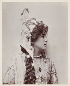 Edwardianskt porträtt, kvinna i exotisk kostym av John Pardon