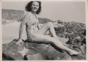 Semestergäst klädd i den "rynkade" baddräkten, sent 1940-tal (s/v foto) av Hippolyte Lalaise Devéria