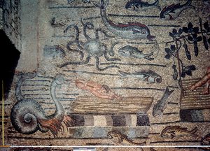 Jona spyddes ut av valen, detalj från en dekorativ trottoar som visar kristna bilder och hedniska symboler, ca 313 e.Kr. (mosaik)