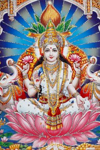 Lakshmi, Vishnus fru, är gudinna för välstånd, lycka och skönhet.