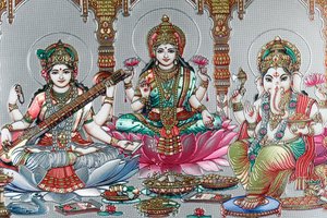 Lakshmi, Vishnus hustru, är gudinnan för välstånd, lycka och skönhet. Ganesh.