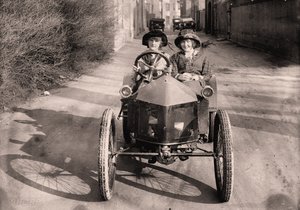 Ut på en biltur, c. 1912 (foto) av Frederick (attr. to) Barnard