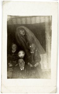 Paranormalt fenomen: porträtt av tre gamla människor, andan av en kvinna som dyker upp bakom dem, cirka 1920 Fotografi av William Hope (1863-1933) av Frederick (attr. to) Barnard